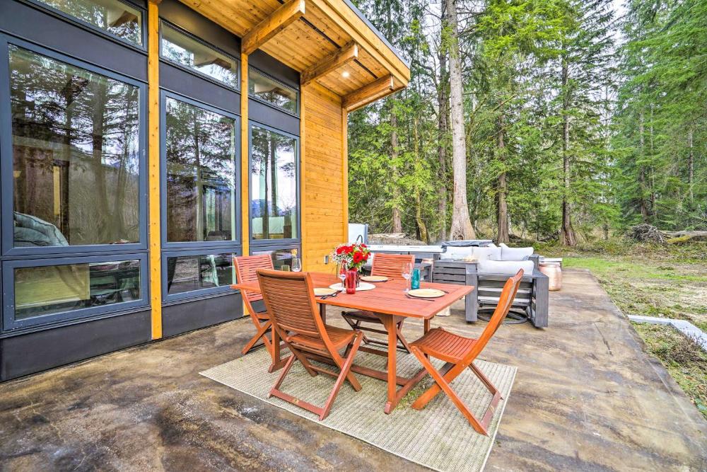 Heated Swim Spa! 15-Acre Cabin on Skykomish River